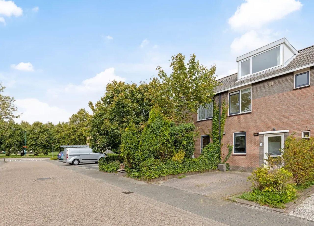 Gezinswoning met oprit en vier slaapkamers - Afbeelding 3