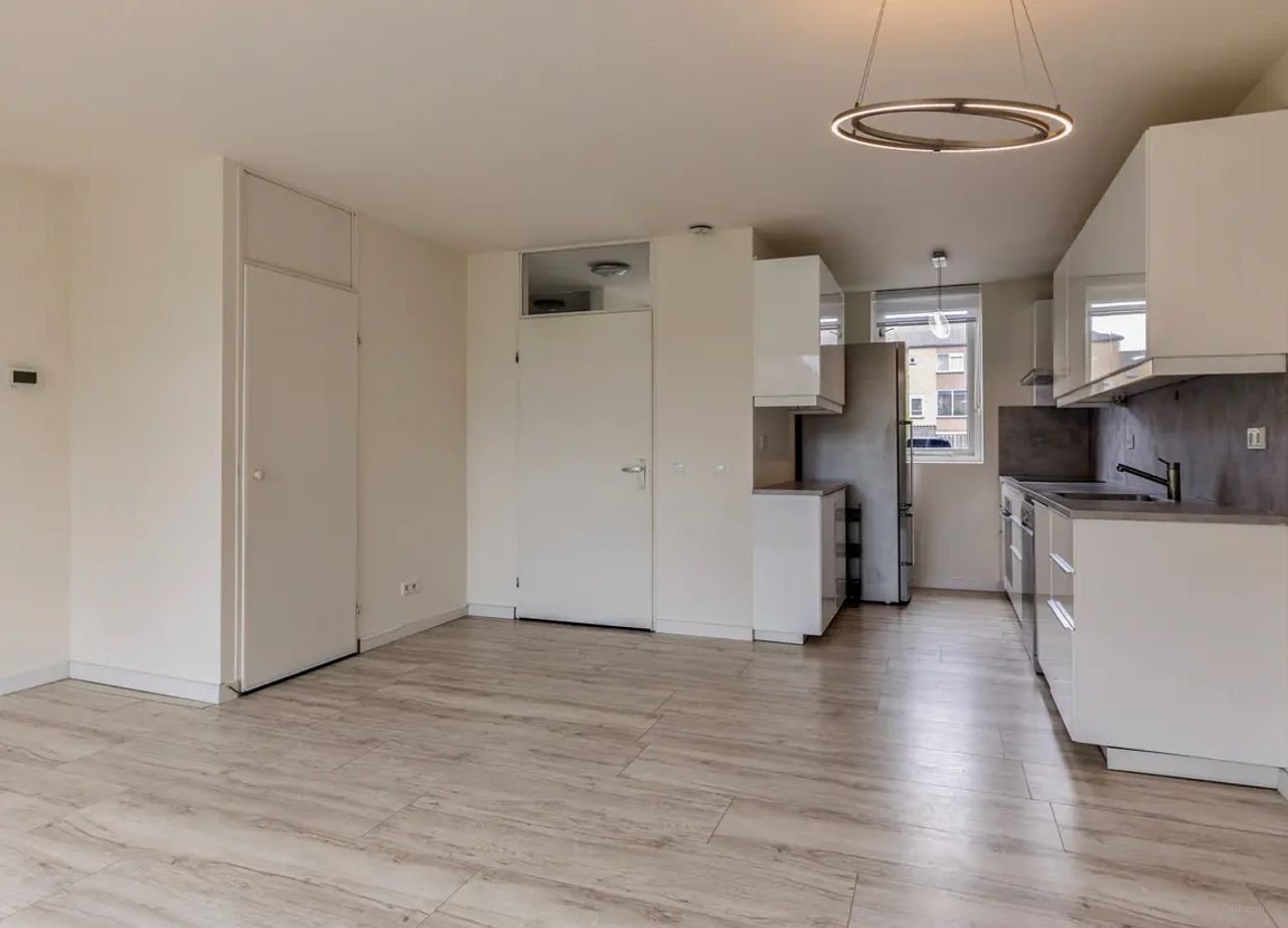 Gezinswoning met oprit en vier slaapkamers - Afbeelding 7