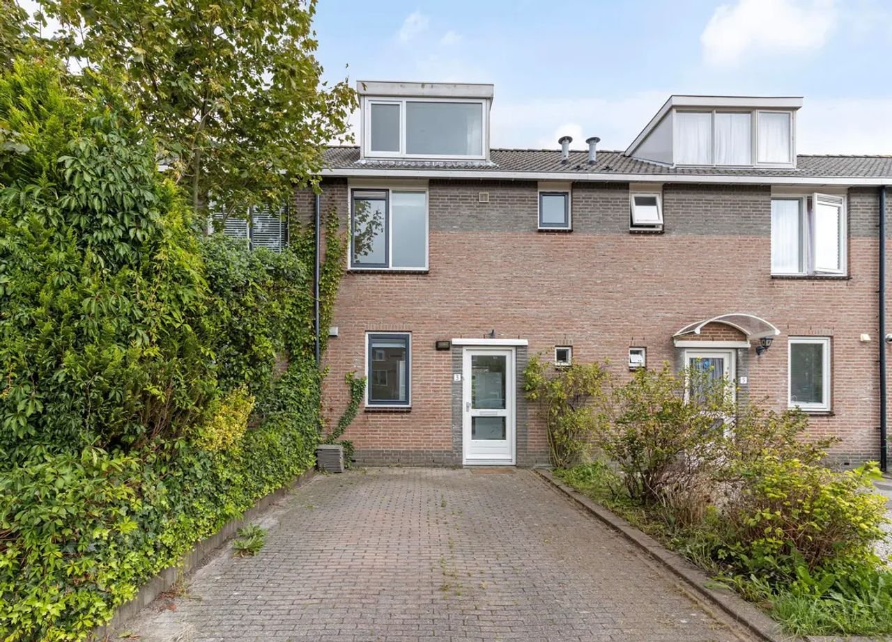 Gezinswoning met oprit en vier slaapkamers - Afbeelding 2