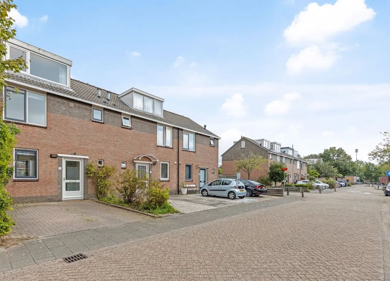 Gezinswoning met oprit en vier slaapkamers - Afbeelding 1