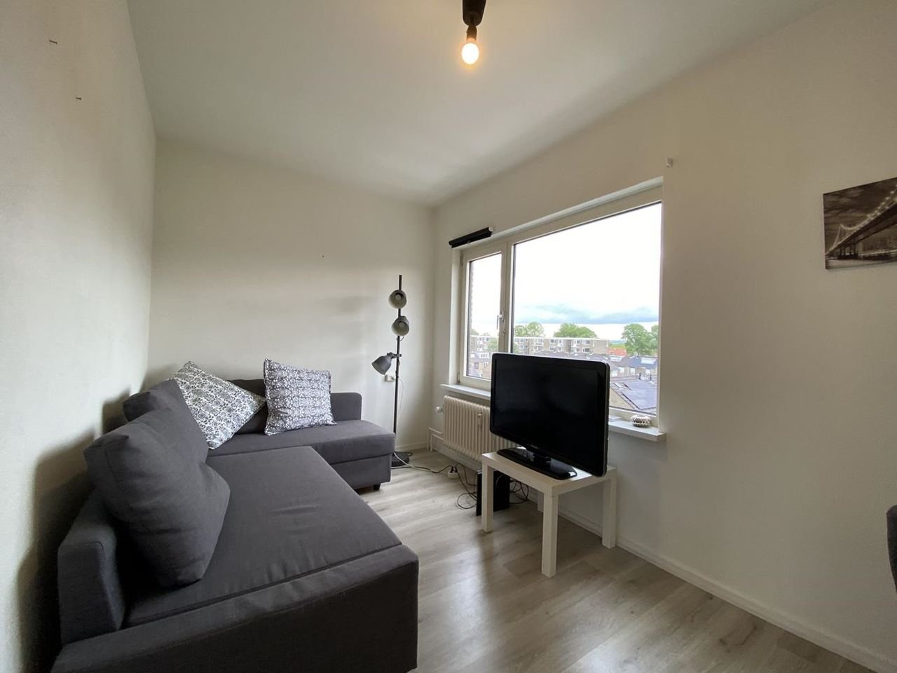 Bright 2-bedroom apartment with two balconies - Image 8