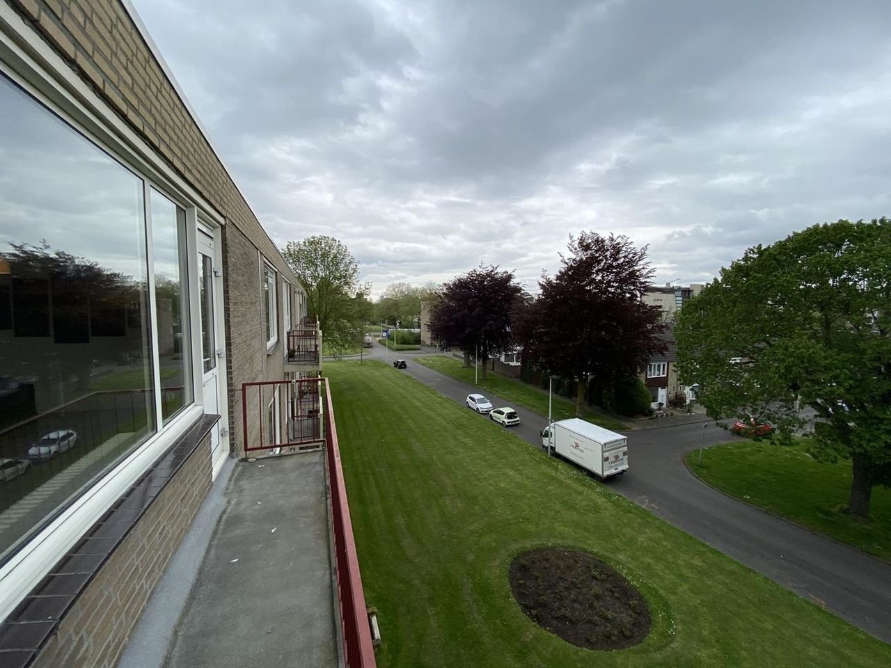 Bright 2-bedroom apartment with two balconies - Image 11