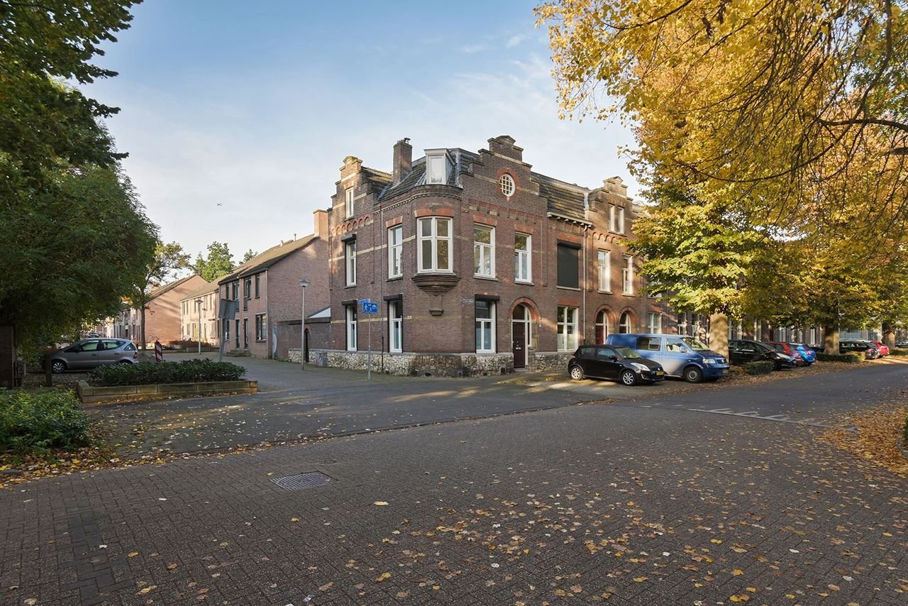 Monumentaal hoekhuis met vier slaapkamers - Afbeelding 1