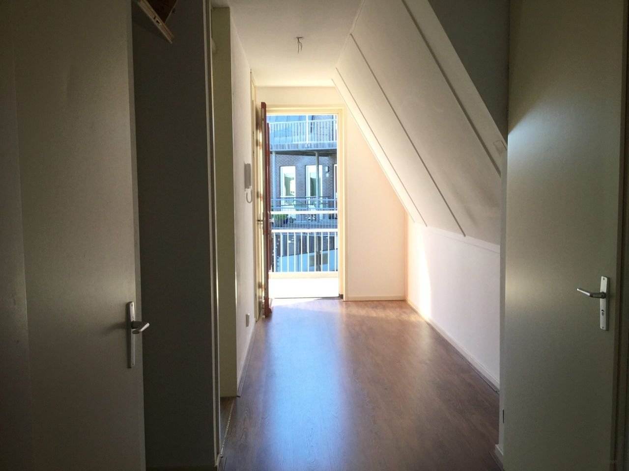 Modern apartment with private parking space - Image 4