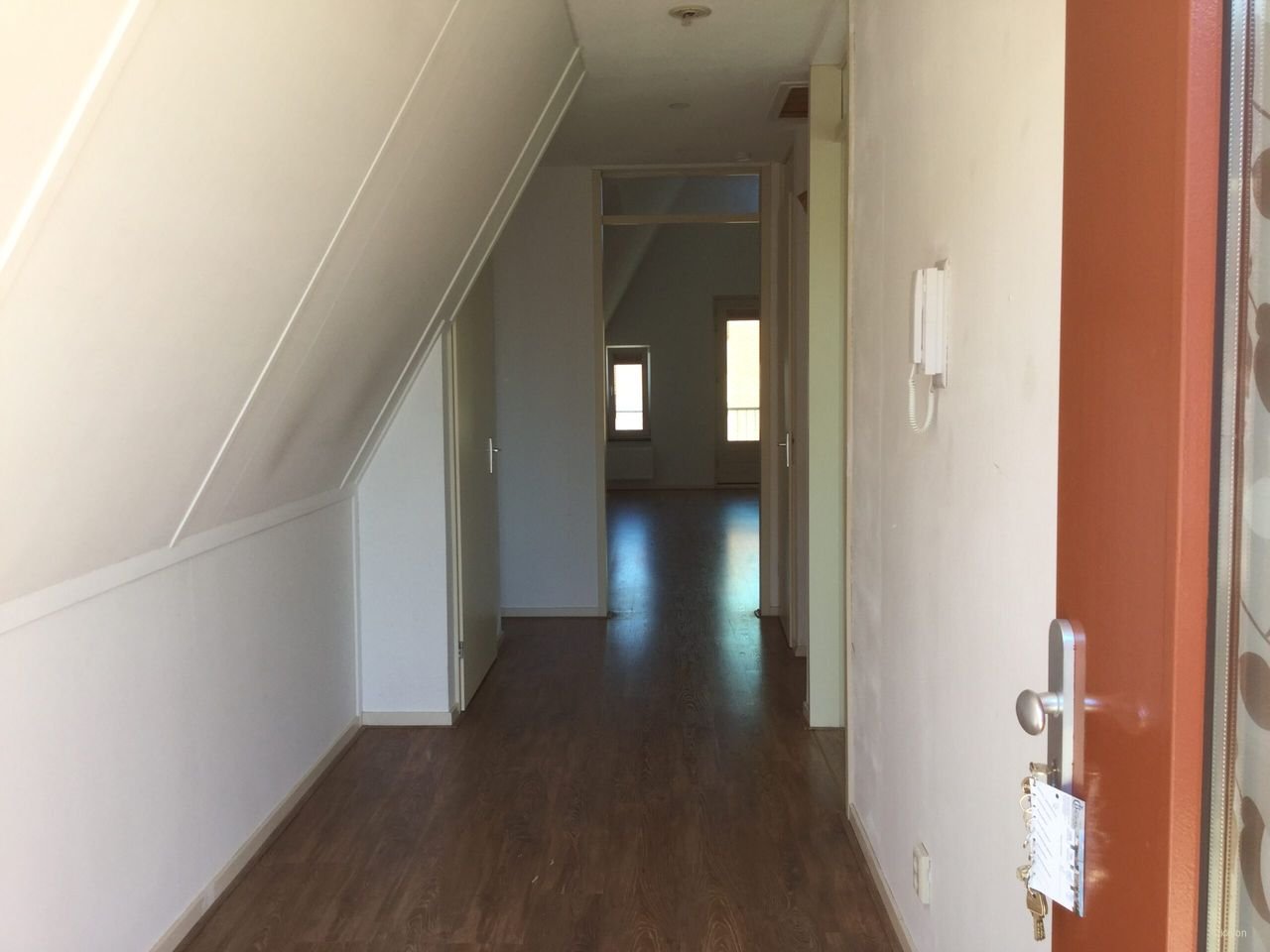 Modern apartment with private parking space - Image 2