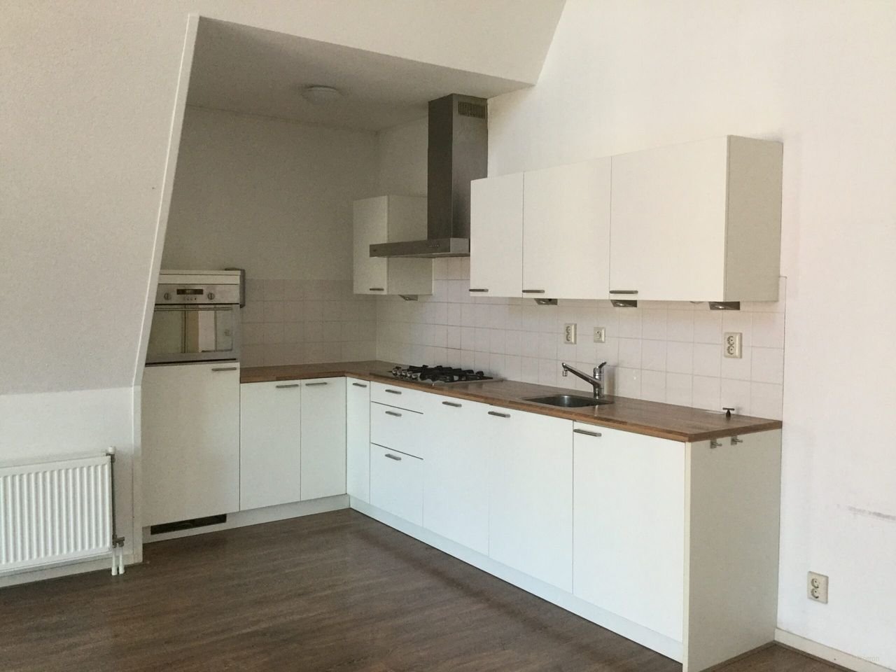 Modern apartment with private parking space - Image 3