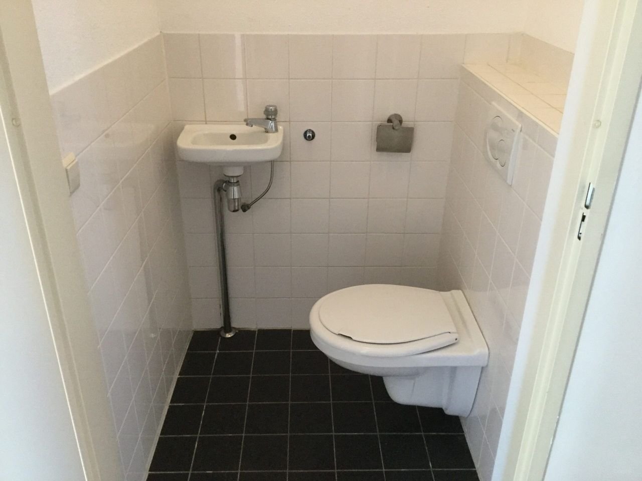 Modern apartment with private parking space - Image 7