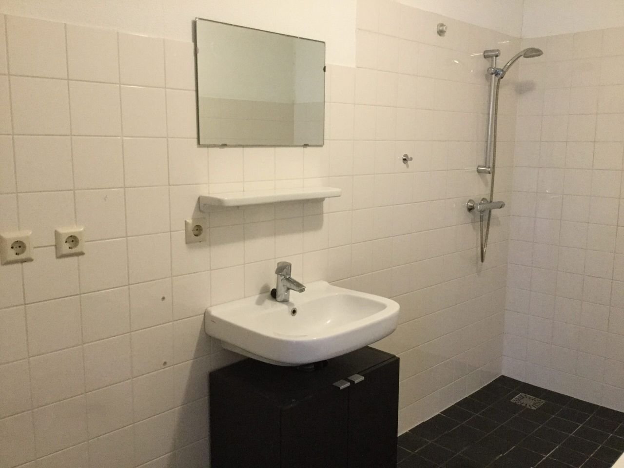 Modern apartment with private parking space - Image 5