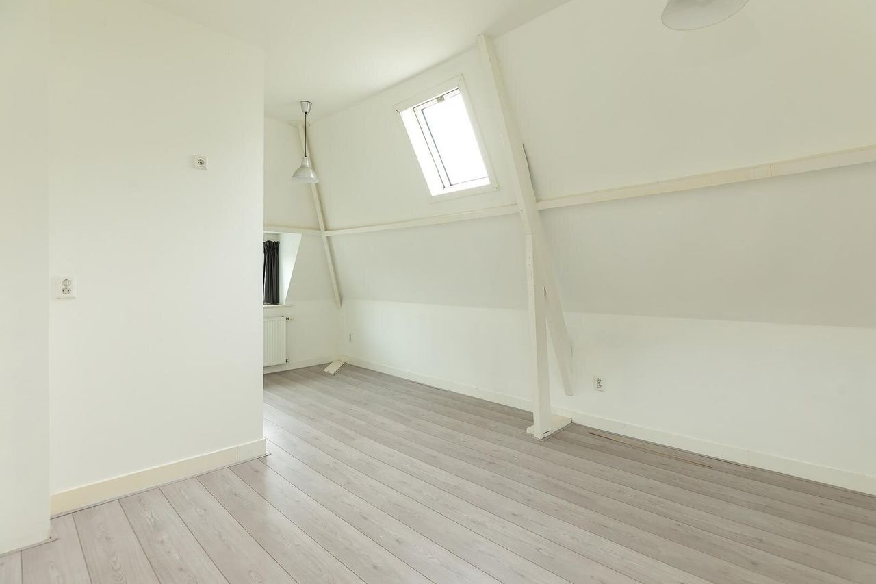 Spacious Living: 94m² and 3 Bathrooms - Image 8