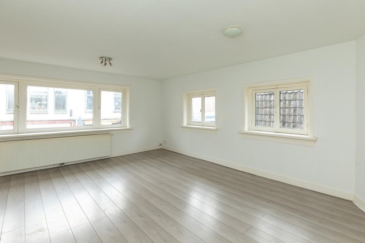 Spacious Living: 94m² and 3 Bathrooms - Image 4