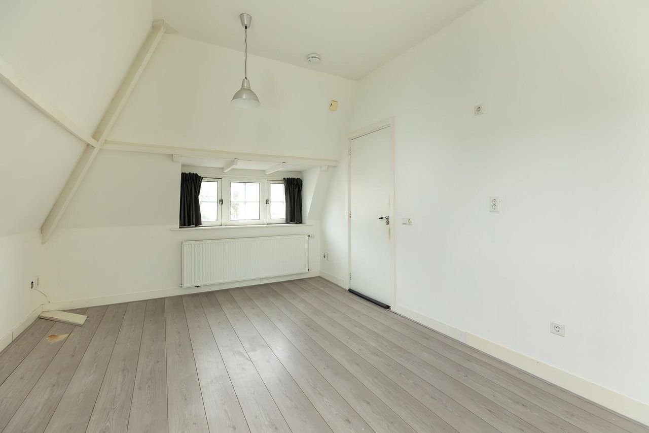 Spacious Living: 94m² and 3 Bathrooms - Image 11