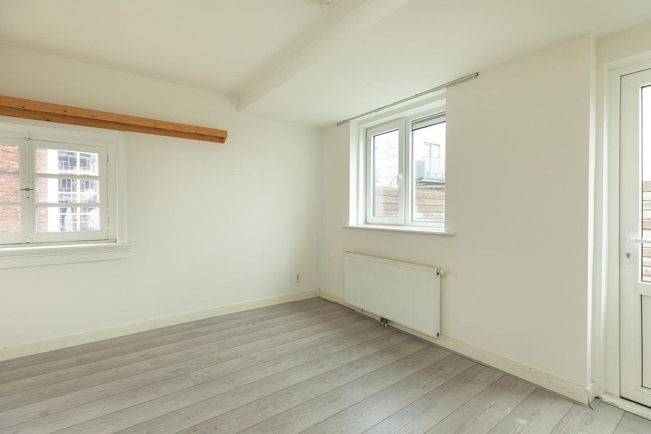 Spacious Living: 94m² and 3 Bathrooms - Image 7