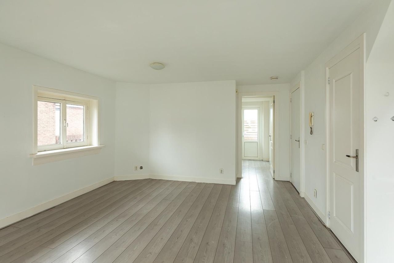 Spacious Living: 94m² and 3 Bathrooms - Image 2