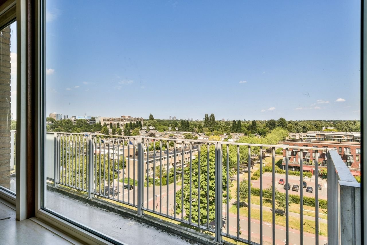 Renovated apartment with a view - Image 17