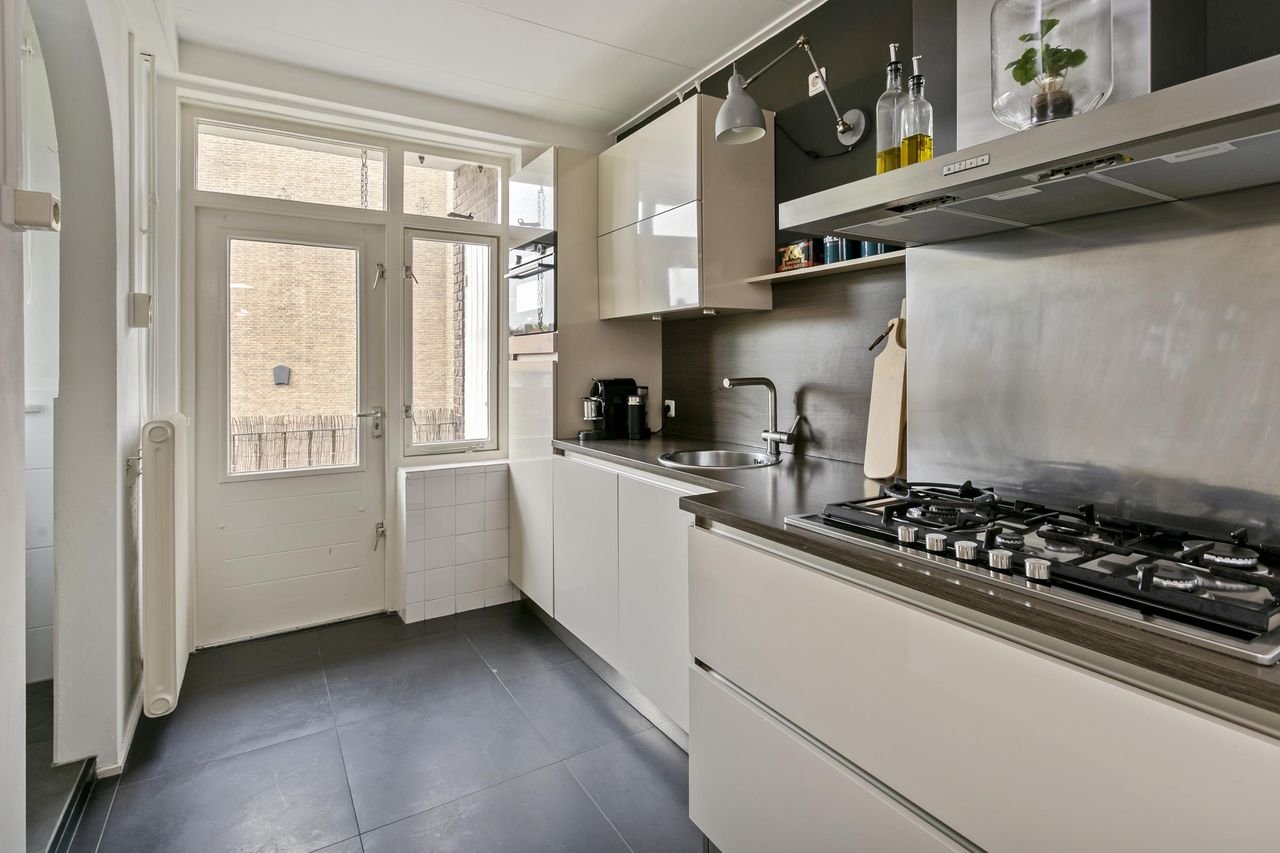 Corner apartment near the IJzeren Vrouw - Image 9