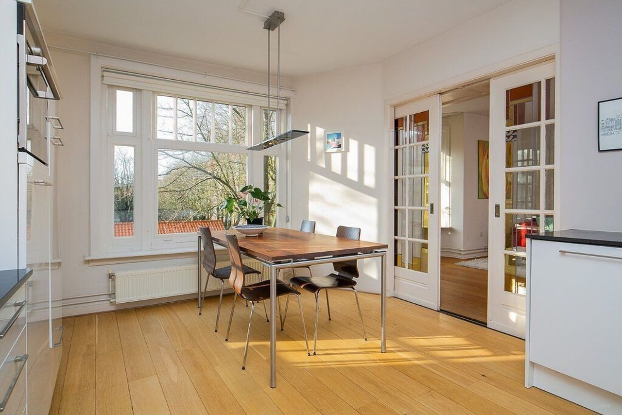 Licht hoekappartement in de Stadionbuurt - Afbeelding 1