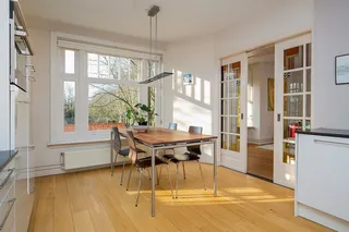 Licht hoekappartement in de Stadionbuurt