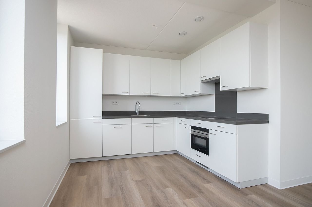 Modern 2-bedroom apartment by the water - Image 7