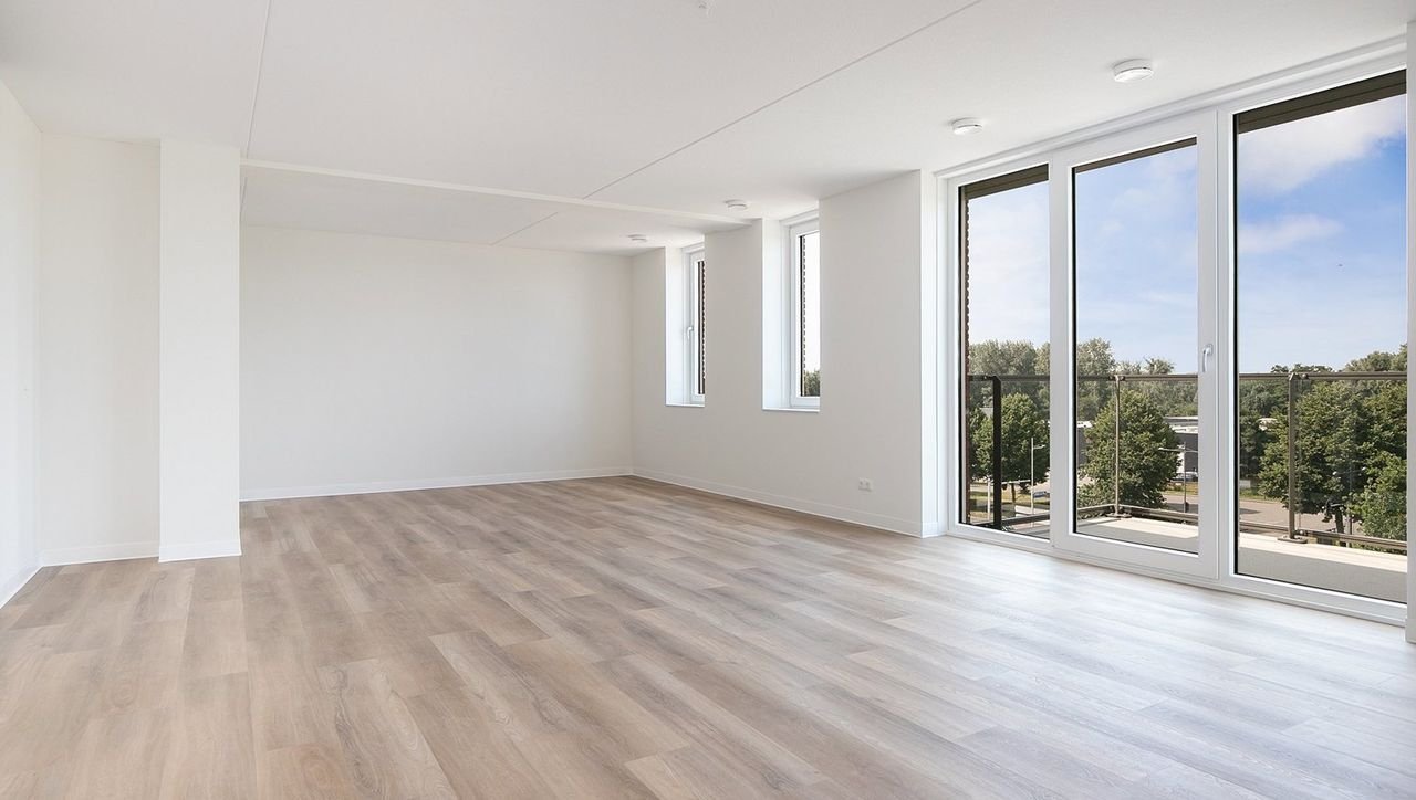 Modern 2-bedroom apartment by the water - Image 1