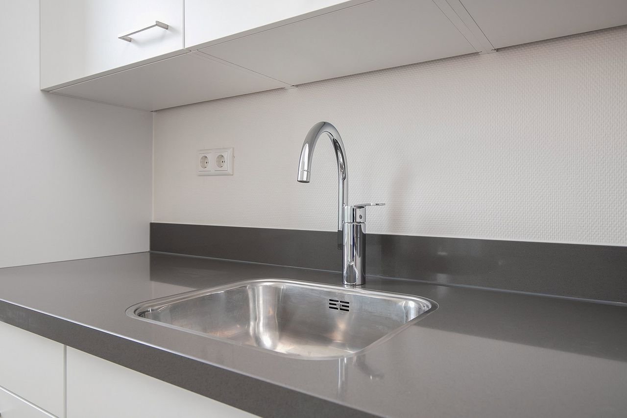 Modern 2-bedroom apartment by the water - Image 8