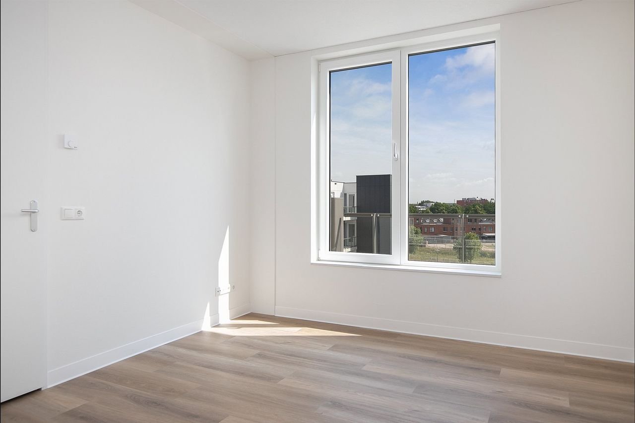 Modern 2-bedroom apartment by the water - Image 12