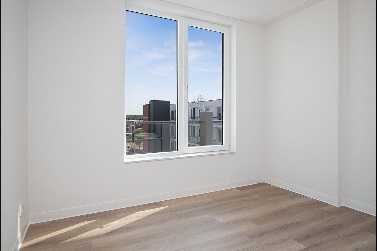 Modern 2-bedroom apartment by the water - Image 14