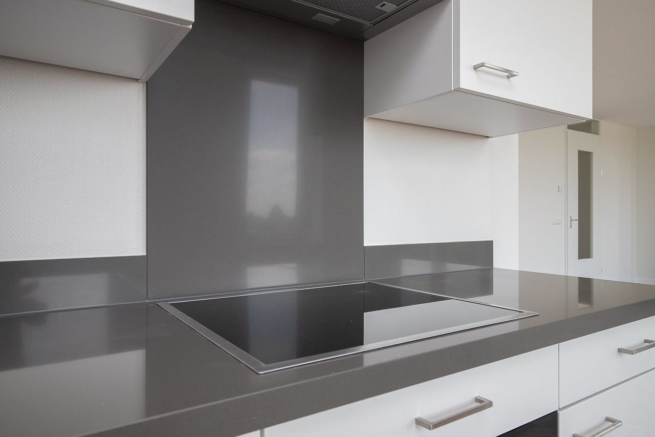 Modern 2-bedroom apartment by the water - Image 9