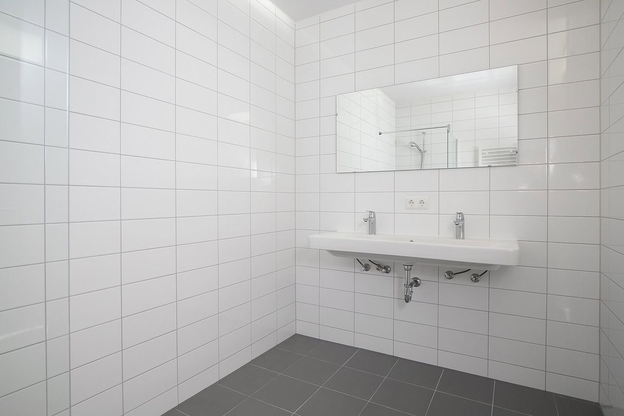 Modern 2-bedroom apartment by the water - Image 15