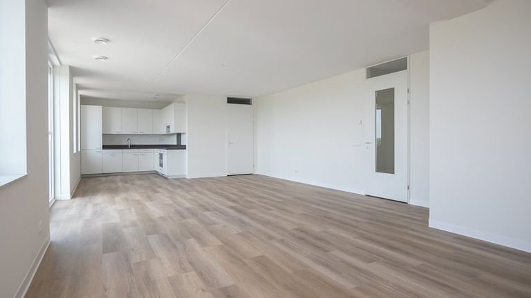 Modern 2-bedroom apartment by the water - Image 4