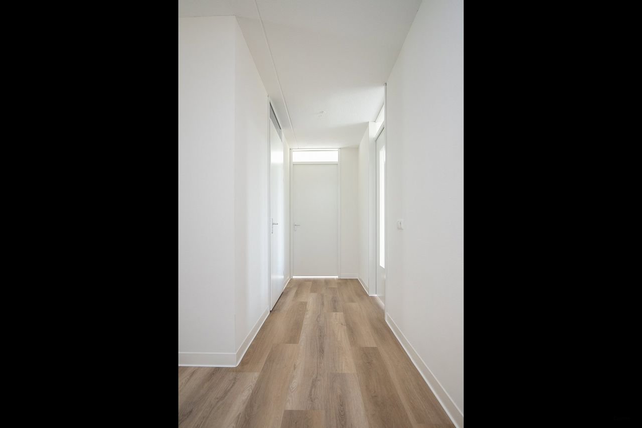 Modern 2-bedroom apartment by the water - Image 10