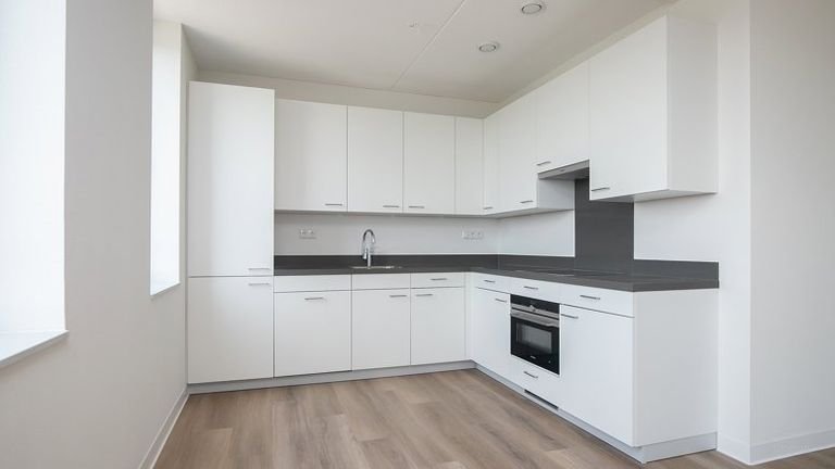 Modern 2-bedroom apartment by the water - Image 5