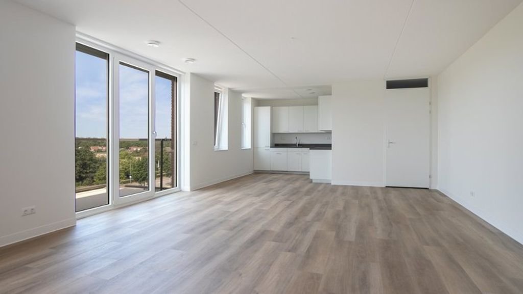 Modern 2-bedroom apartment by the water - Image 3