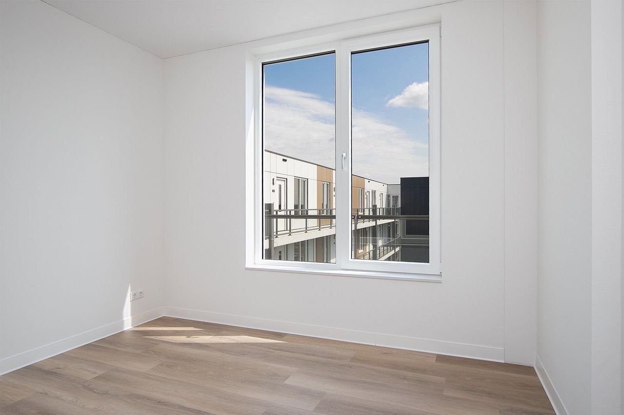 Modern 2-bedroom apartment by the water - Image 13