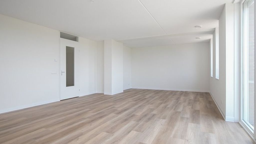 Modern 2-bedroom apartment by the water - Image 2