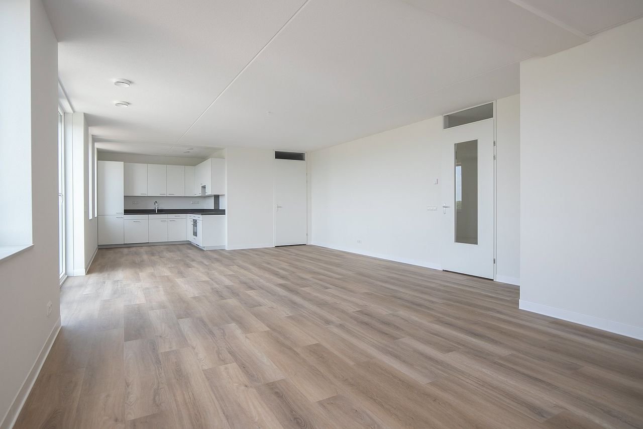 Modern 2-bedroom apartment by the water - Image 6