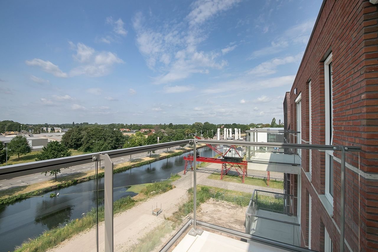 Modern 2-bedroom apartment by the water - Image 18