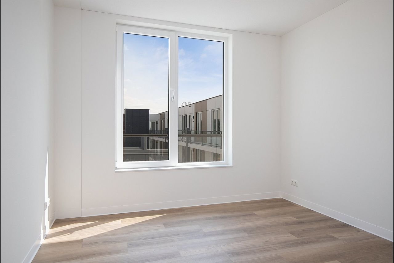 Modern 2-bedroom apartment by the water - Image 11