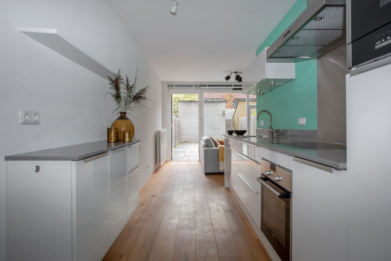 Modern apartment with private garden - Image 5