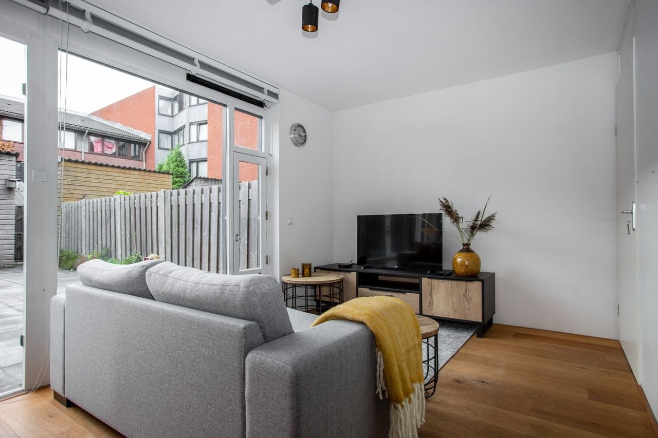 Modern apartment with private garden - Image 3