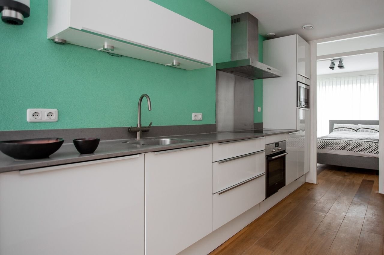 Modern apartment with private garden - Image 6