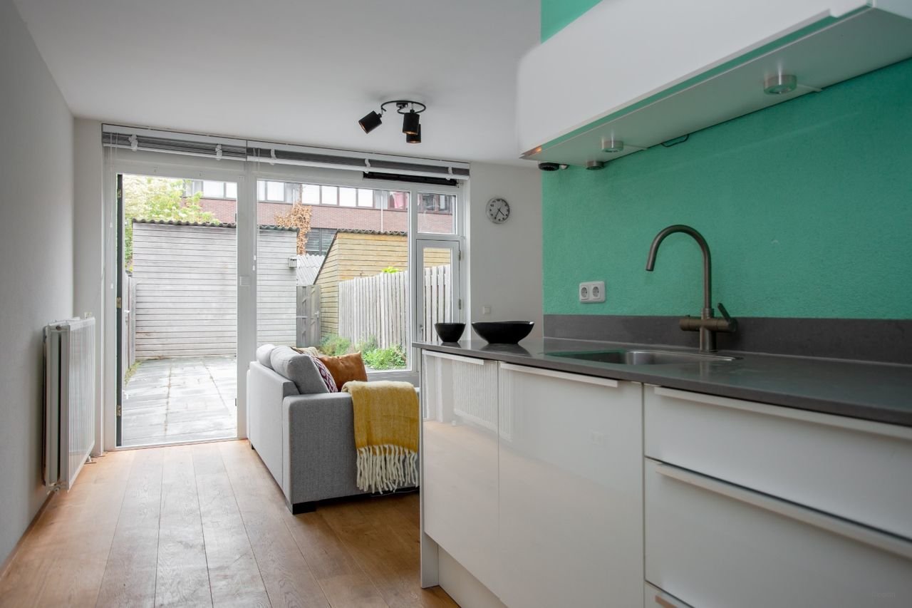 Modern apartment with private garden - Image 7