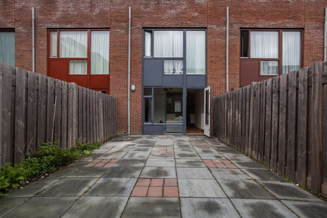 Modern apartment with private garden - Image 18