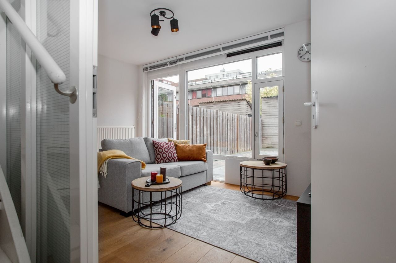 Modern apartment with private garden - Image 2