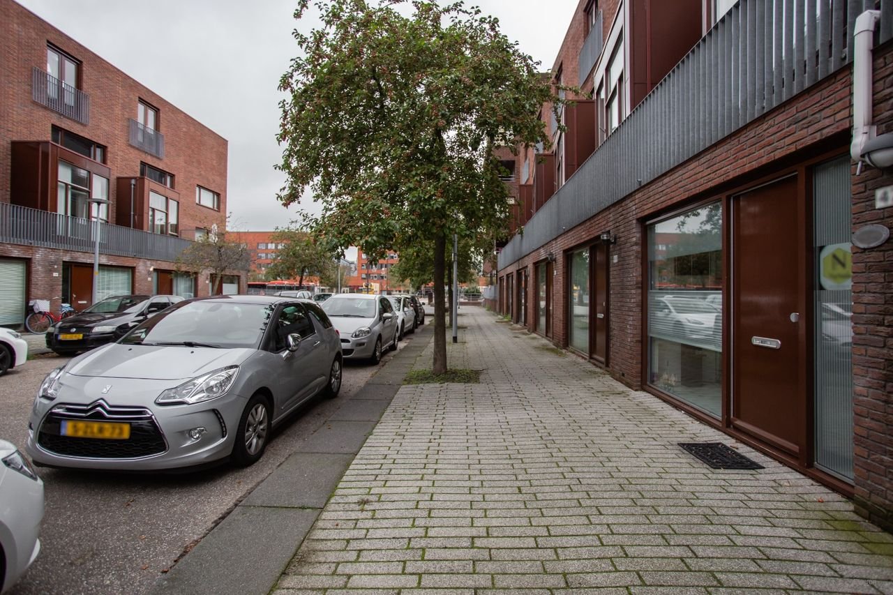 Modern apartment with private garden - Image 20