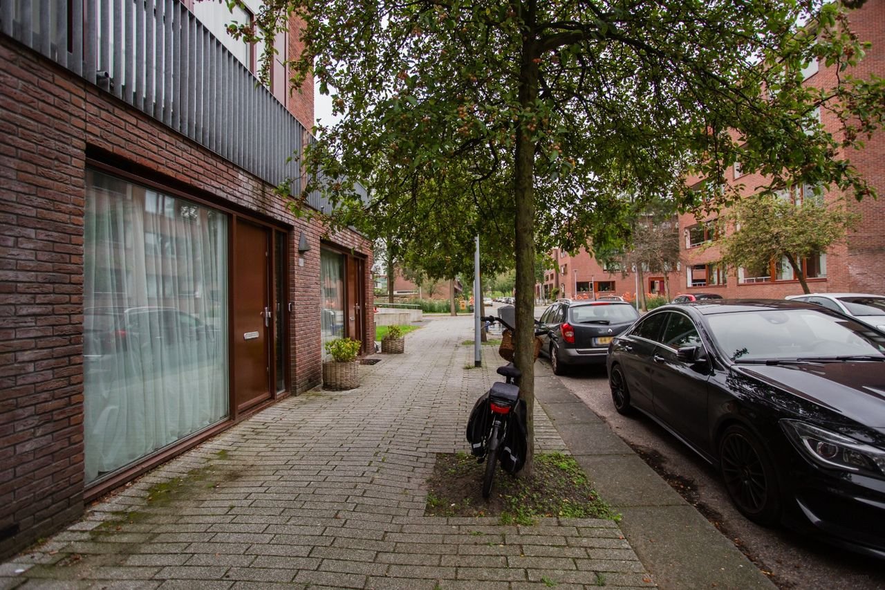 Modern apartment with private garden - Image 19