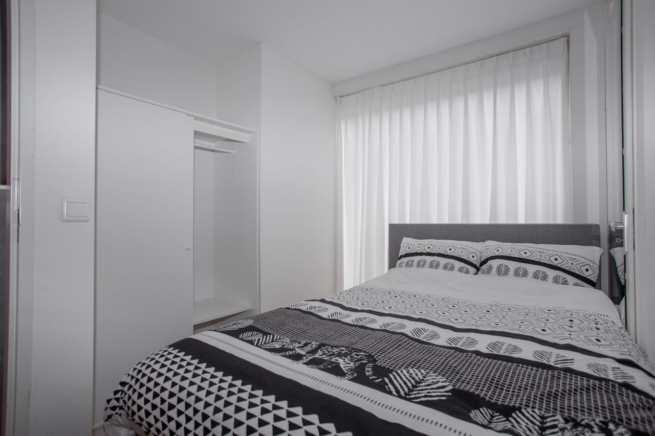 Modern apartment with private garden - Image 10