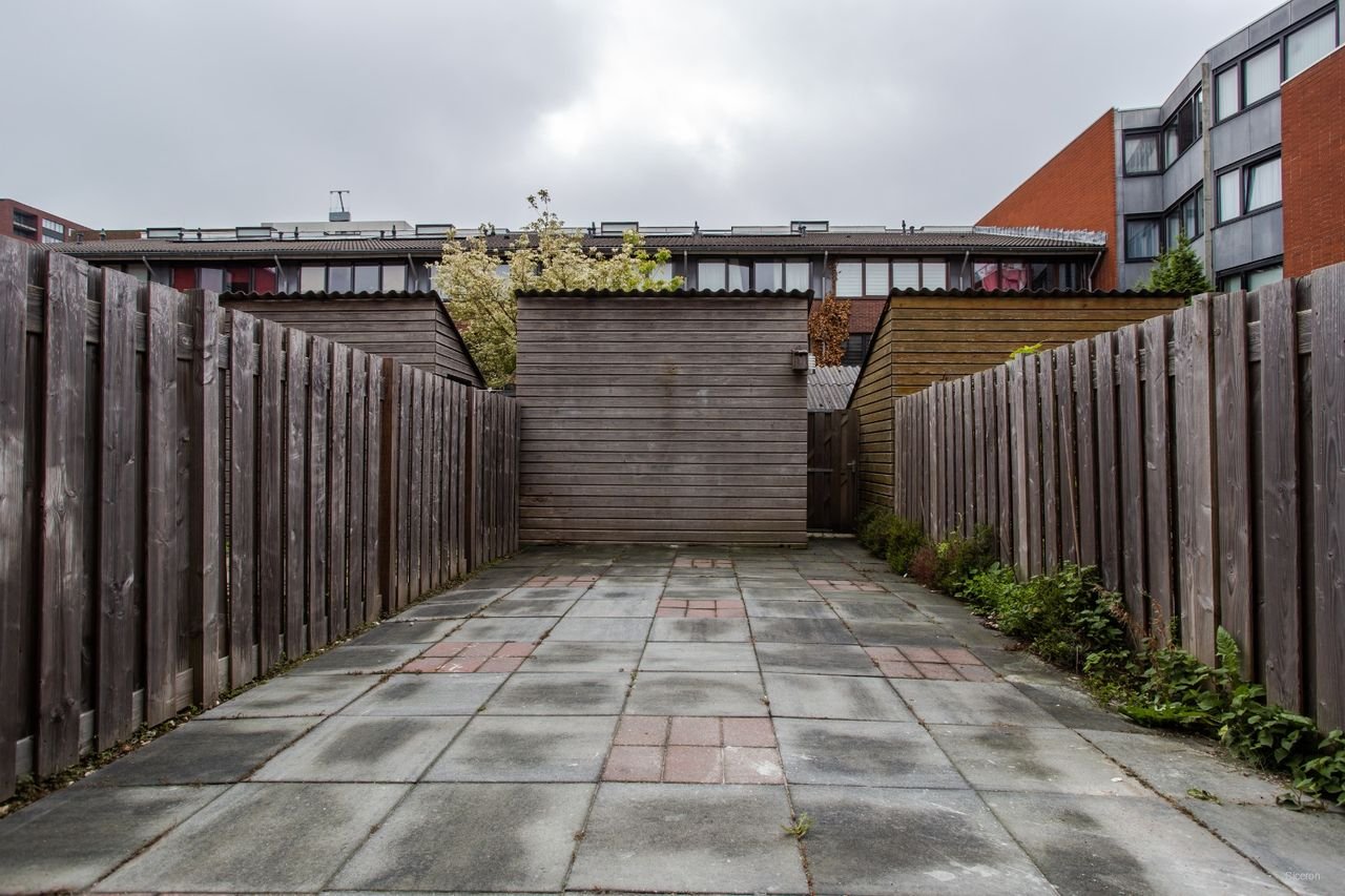 Modern apartment with private garden - Image 16