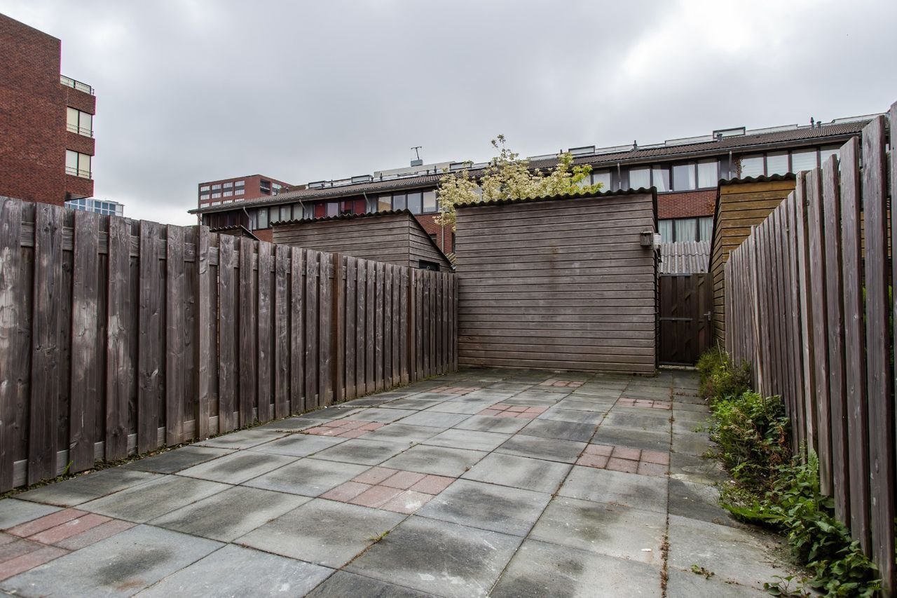 Modern apartment with private garden - Image 17