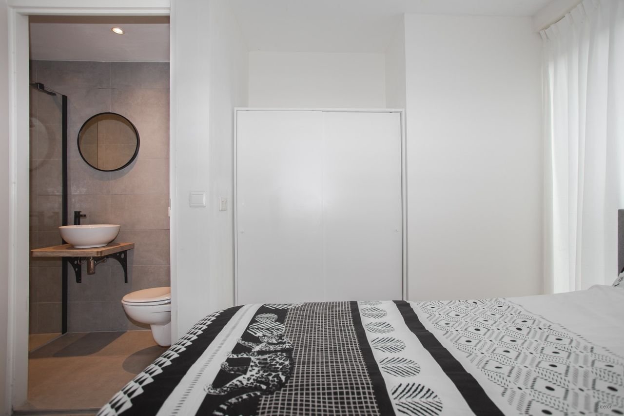 Modern apartment with private garden - Image 12