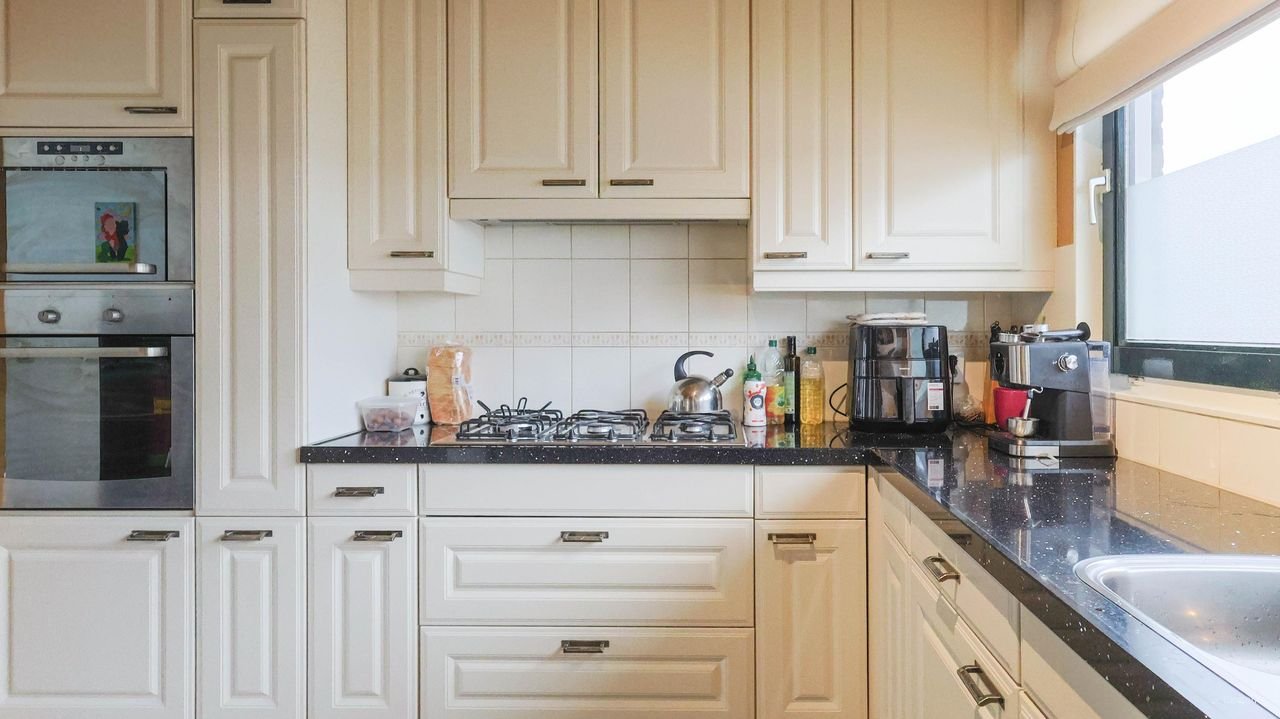 Sunny house with deep garden in Leiden - Image 4